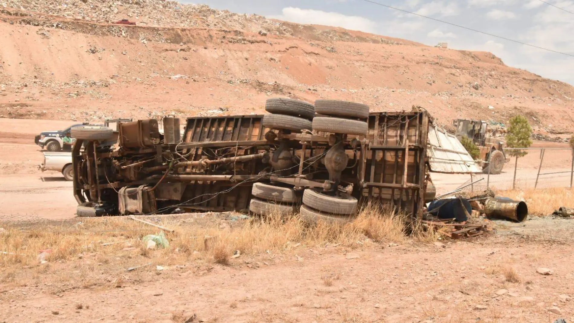 camión de basura y vuelca